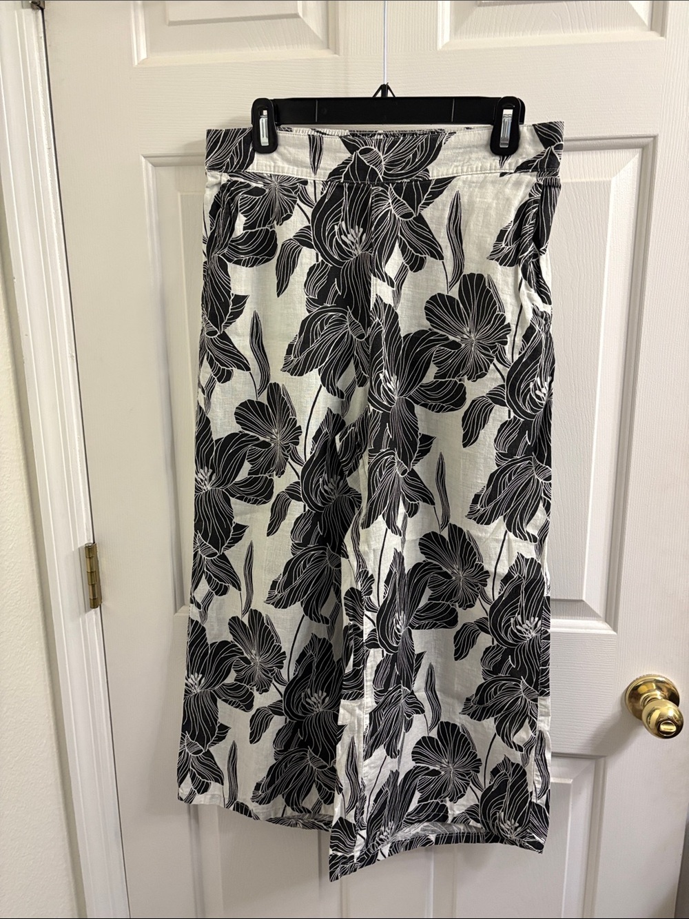 Tahari Black and White Floral Wide Leg Ankle Pants